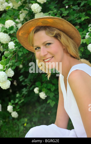 Giovane donna di riposo in giardino Foto Stock