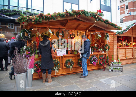 Vista degli acquirenti di stile tedesco Mercatino di Natale a Canterbury Foto Stock