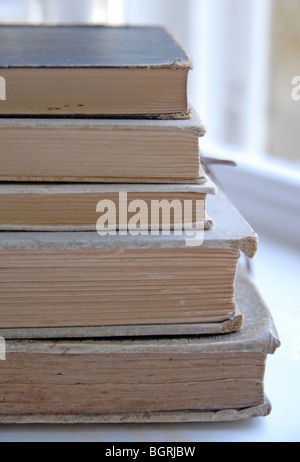 Un mucchio di colore naturale, vintage libri girato in condizioni di luce diurna