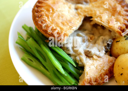 Asparagi e funghi portabello torta con verdure Foto Stock