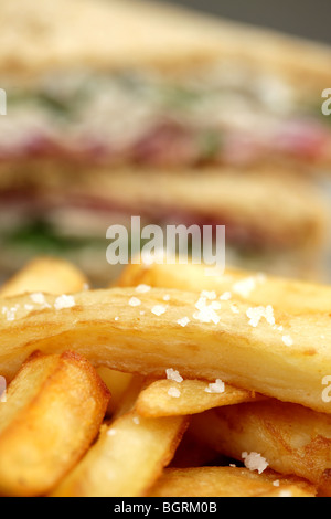 Taglio fresco freddo il tacchino arrosto in Sandwich integrali pane marrone con un lato del chip e nessun popolo Foto Stock