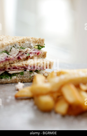 Taglio fresco freddo il tacchino arrosto in Sandwich integrali pane marrone con un lato del chip e nessun popolo Foto Stock