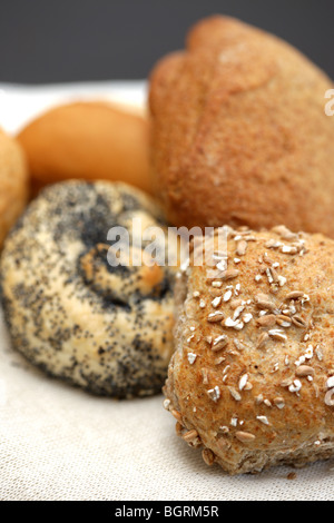 Selezione di pane appena sfornato rotoli con n. di persone Foto Stock