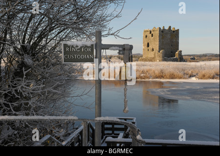 Il custode della campana con il Castello Threave in background in tutta l'acqua congelata del fiume Dee, Castle Douglas, Galloway Scozia Scotland Foto Stock