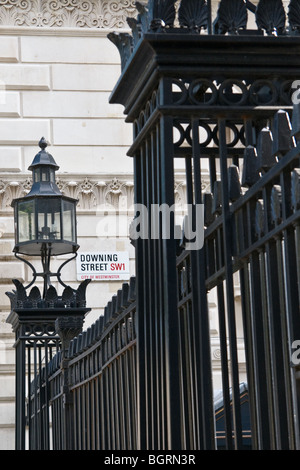 Downing Street cartello stradale e cancelli di sicurezza SW1 Foto Stock