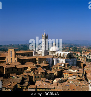 Vista sulla città di Siena che mostra la Cattedrale dalla cima della Torre del Mangia Foto Stock