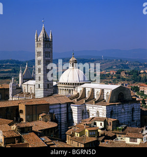 Vista sulla città di Siena che mostra la Cattedrale dalla cima della Torre del Mangia Foto Stock