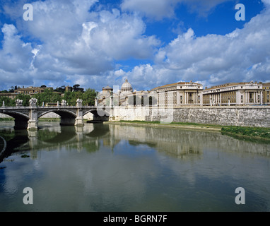 Vista della Basilica di San Pietro da Ponte Umberto 1 attraverso il Fiume Tevere Foto Stock