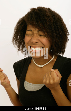 Tense giovane donna con capelli crespi Foto Stock