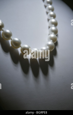 Una collana di perle sul display nella finestra del negozio Foto Stock