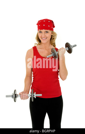 La donna caucasica nei primi 40s sollevamento pesi usando un manubrio su sfondo bianco Foto Stock