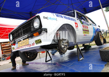 Ford Escort Mk II BDA nell area di servizio tra fasi speciali a 2009 Paradigit-ELE rally, Paesi Bassi Foto Stock