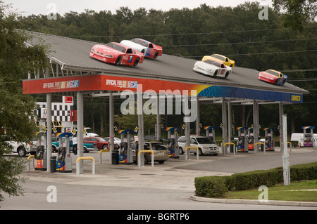 Ocala Florida gas station dotate di NASCAR model cars in cima al tetto di overhead Foto Stock