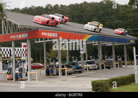 Ocala Florida gas station dotate di NASCAR model cars in cima al tetto di overhead Foto Stock