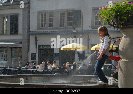 Ragazza che gioca nella fontana, Zurigo, Svizzera Foto Stock