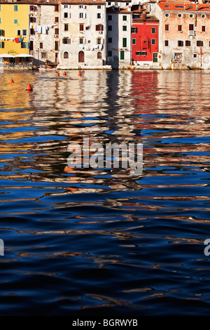 Riflessi di acqua nel porto di Rovigno Istria Croazia Foto Stock
