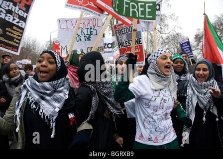 Marzo attraverso il centro di Londra per protestare il genocidio a Gaza Gen 2009 Foto Stock