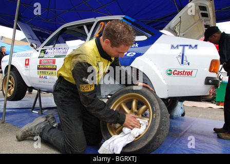 Ford Escort Mk II BDA nell area di servizio tra fasi speciali a 2009 Paradigit-ELE rally, Paesi Bassi Foto Stock