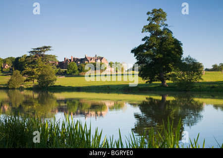 Fawsley Hall Hotel si vede attraverso il lago Foto Stock