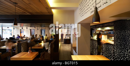Nando's restaurant beckenham, ristorante interno con posti a sedere e serve berlina Foto Stock