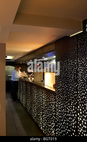 Nando's restaurant beckenham, servendo berlina con illuminazione a parete Foto Stock