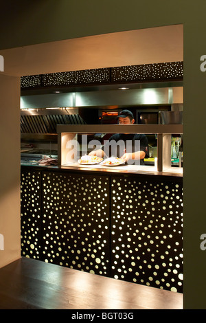Nando's restaurant beckenham, servendo berlina con illuminazione a parete Foto Stock