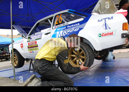 Ford Escort Mk II BDA nell area di servizio tra fasi speciali a 2009 Paradigit-ELE rally, Paesi Bassi Foto Stock