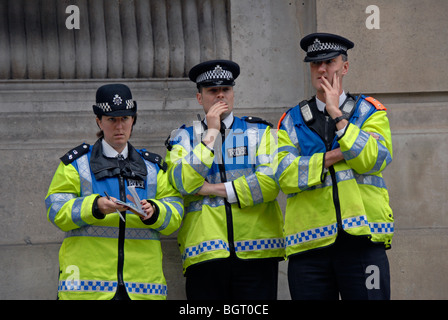 Tre poliziotti guardando perplesso Foto Stock