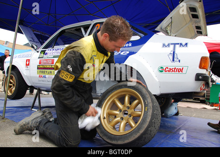 Ford Escort Mk II BDA nell area di servizio tra fasi speciali a 2009 Paradigit-ELE rally, Paesi Bassi Foto Stock