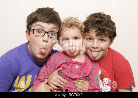 Fun immagine di tre giovani bambini spuntavano le loro alette Foto Stock