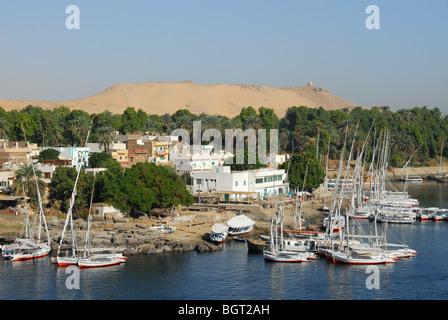 ASWAN, Egitto. Una vista sul fiume Nilo per l'Isola Elefantina con Qubbet el Hawa nella distanza. 2009. Foto Stock