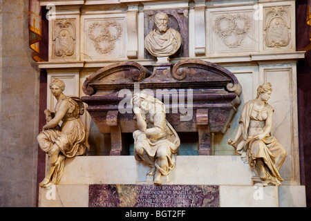 Tomba ornata di Michelangelo all interno della chiesa di Santa Croce a Firenze Toscana Italia Foto Stock