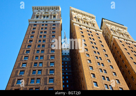 Punta di Empire State Building dietro un grande edificio di appartamenti nel centro di Manhattan, New York City Foto Stock