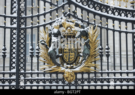 Il royal stemmi sul Palazzo di Buckingham Gate nella neve Foto Stock