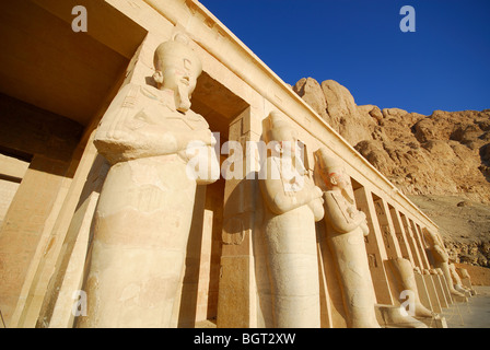 LUXOR, Egitto. Le statue di Osiride sulla terrazza superiore del tempio mortuario della Regina Hatshepsut (Deir el-Bahri). 2009. Foto Stock