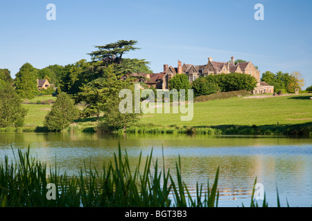 Fawsley Hall Hotel si vede attraverso il lago Foto Stock