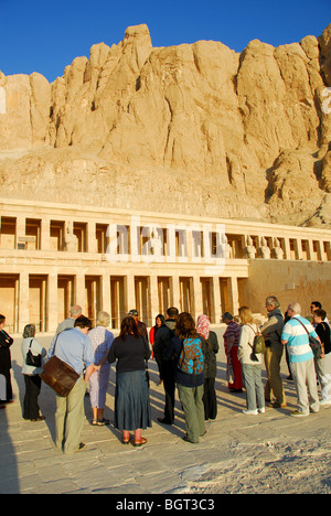 LUXOR, Egitto. Un gruppo di tour presso il Tempio mortuario della Regina Hatshepsut (Deir el-Bahri). Foto Stock