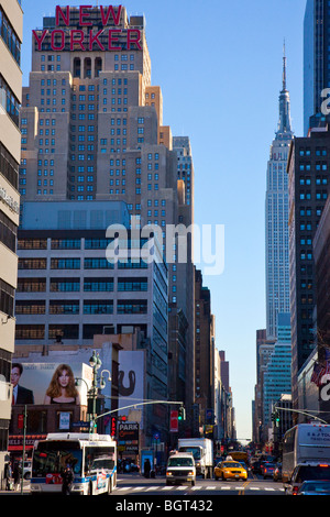 New Yorker Hotel e l'Empire State edificio nel centro di Manhattan, New York City Foto Stock