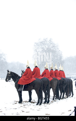 Regina della vita delle guardie sui cavalli nella neve, Londra, Inghilterra Foto Stock