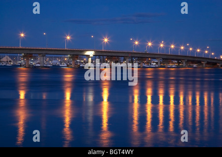 Le luci di strada su Tauranga Harbour Bridge di notte, Baia di Planty, Isola del nord, Nuova Zelanda Foto Stock