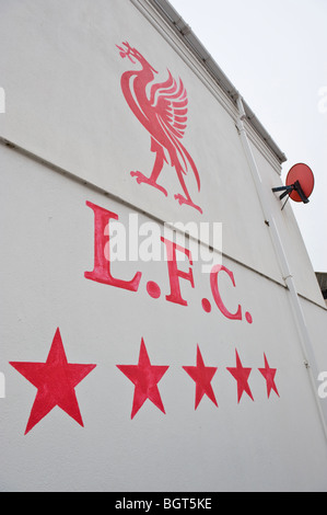 L.F.C. Il Liverpool Football Club murale sulla parete di estremità di casa a schiera a Newport South Wales UK Foto Stock