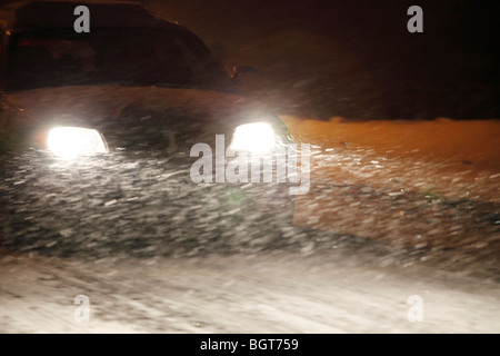 La guida in una tempesta di neve di notte in Germania Foto Stock