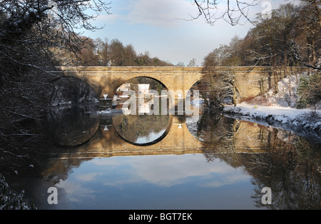 Prebends ponte sopra il fiume usura in Durham, Regno Unito, visto nella stagione invernale Foto Stock