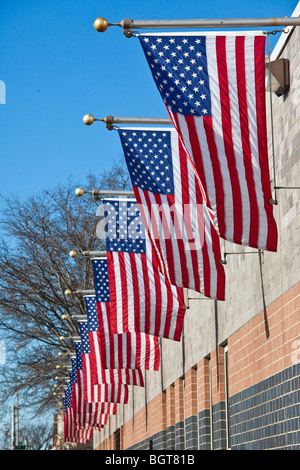 Fila di bandierine americane nel Queens, a New York Foto Stock