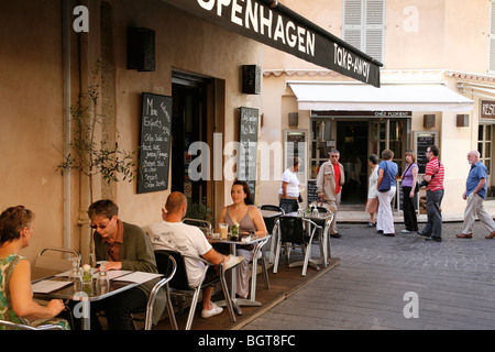 Vieil Antibes, gente seduta in un bar nella città vecchia, Antibes, Alpes Maritimes, Provenza, Francia. Foto Stock