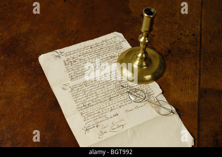Antico documento scritto in inglese, circa 1685, con XVIII C. candelabro in ottone e acciaio ribordata occhiali. Foto Stock