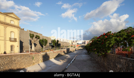 Tea tenerife espacio de las artes, vista generale del lato dell'edificio che mostra in che modo si integra all'interno della città Foto Stock