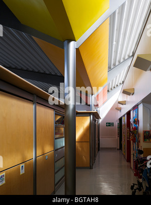 Stephen Hawking school london haverstock associates corridoio lucernario giallo Foto Stock