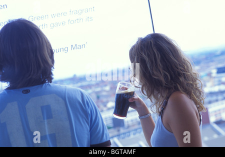 Paio di bere birra al bar Gravity, Guinness Storehouse, Guinness, Dublino, Irlanda Foto Stock