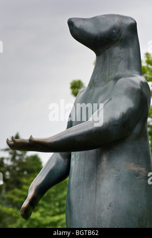 Un orso statua che tiene la sua zampata fuori. Questa statua si trova nella parte anteriore del Macdonald Art Center, Guelph, Ontario, Canada Foto Stock